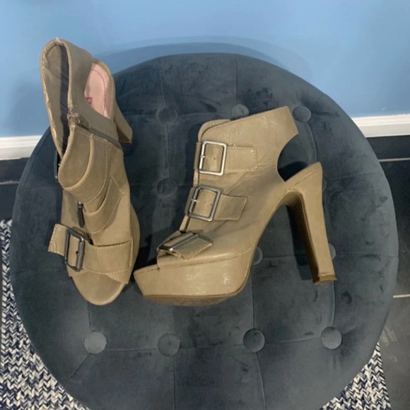 Pink & Pepper Platforms with chunky heels - Picture 7 of 7